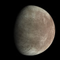 Deze opname van Jupitermaan Europa is op 29 september 2022 gemaakt door NASA-ruimtesonde Juno. Op de foto is een kriskras-patroon van breuken, richels en banden te zien. © NASA/JPL-Caltech/SwRI/MSSS – beeldverwerking: Björn Jónsson (CC BY 3.0)