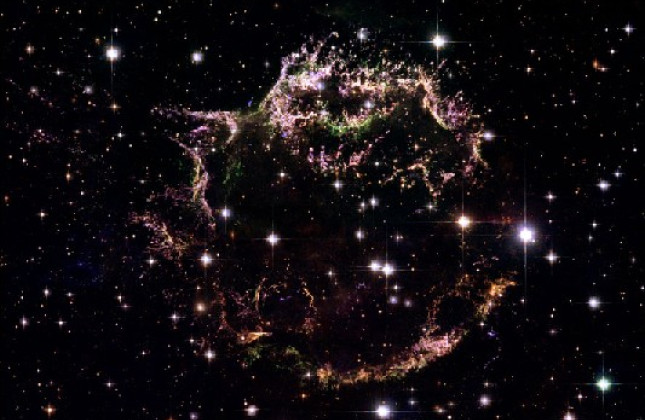 Deze opname met de Hubble ruimtetelescoop laat de overblijfselen zien van supernovaexplosie Cassiopeia A. Van alle bekende supernovaresten in de Melkweg is dit de jongste. De foto laat de complexe structuur zien van de uit elkaar gespatte fragmenten van d