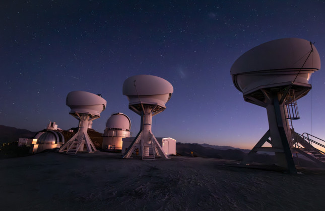 De BlackGEM-array, drie nieuwe Nederlands-Belgische telescopen op ESO's La Silla-sterrenwacht, scannen de zuidelijke hemel op kosmische gebeurtenissen die zwaartekrachtgolven produceren. (c) S. Bloemen (Radboud Universiteit)/ESO