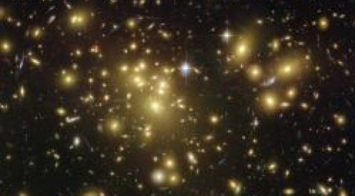 Cluster Abell 1689 is een van de objecten die De Plaa bestudeerde. De samenstelling van het gas in clusters van melkwegstelsels zegt iets over de manier waarop supernova’s ontploffen. ©NASA Hubble Space Telescope