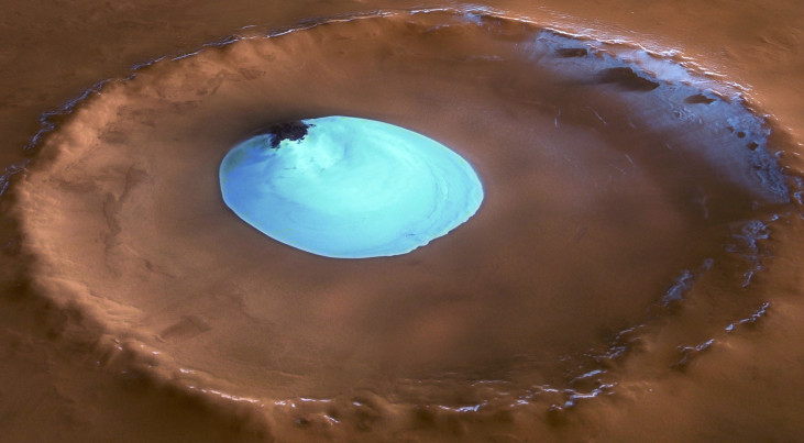 Een artistieke impressie van een krater op Mars met ijs erin