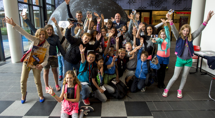 André Kuipers met groep 7 van basisschool De Zuiderzee in Amsterdam voor het NOVA Mobiel Planetarium. (c) Techniekpact/Marco de Swart