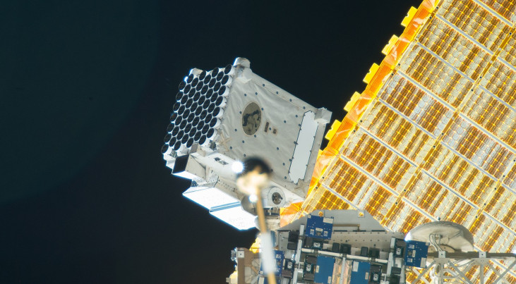 Het NICER-instrument op het ISS. (c) NASA