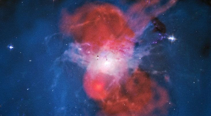 Samengestelde afbeelding van het centrum van het Perseus-sterrenstelselcluster. (c) LOFAR/Chandra/WIYN/Hubble/Frits Sweijen