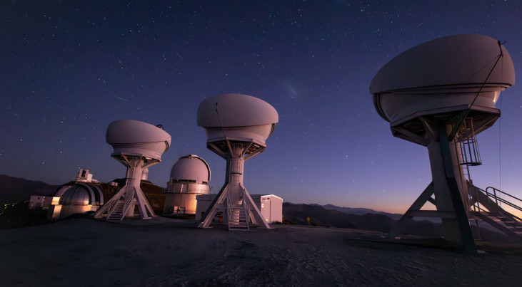 De BlackGEM-array, drie nieuwe Nederlands-Belgische telescopen op ESO's La Silla-sterrenwacht, scannen de zuidelijke hemel op kosmische gebeurtenissen die zwaartekrachtgolven produceren. (c) S. Bloemen (Radboud Universiteit)/ESO