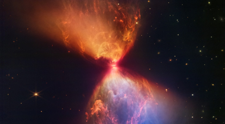 JWST-opname van het gebied rond de protoster L1527 IRS. De protoster is ingebed in een wolk van stof, gas en ijs (waaronder halfzwaar waterijs) die de groei van de protoster voedt. (c) NASA/ESA/CSA/STScI