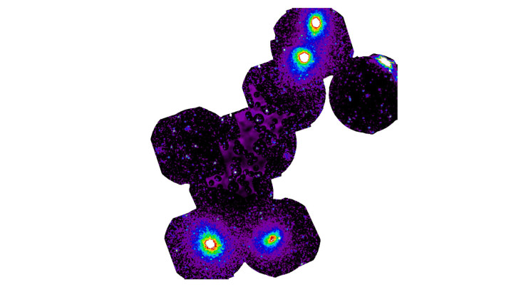 Het warme intergalactische medium bevindt zich in het midden tussen felle stippen. Samengesteld beeld gebaseerd op röntgengegevens van de ruimtetelescopen JAXA Suzaku en ESA XMM-Newton.(c) Migkas et al.