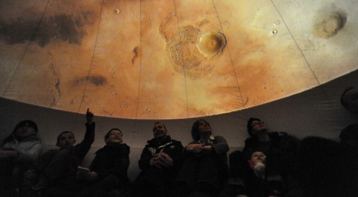 In het mobiele planetarium. (c) NOVA