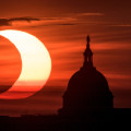 Gedeeltelijke zonsverduistering in 2021 in de Verenigde Staten. (c) NASA/Bill Ingalls
