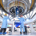Het filterwiel-mechanisme van NOVA wordt geïntegreerd in de cryostaat bij MPE in Garching. Credit: MPE/NOVA/F. Kamphues