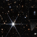 Ruimtetelescoop James Webb kon het sterrenstelsel detecteren waarin de snelle radioflits FRB 20240304B plaatsvond (die locatie is aangegeven met het witte kruis). (c) NASA/ESA/CSA/STScI/Themiya Nanayakkara (USYD)