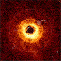 Opname van de schijf rond de ster TWA 7, vastgelegd met de Europese Very Large Telescope. De Webb-opname is hier overheen gelegd. De lege plek in de R2-ring (CC #1) is goed te zien. © A.-M. Lagrange et al./ ESO/ JWST