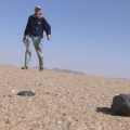 Meteorieten van de achterkant van planetoïde 2008 TC3, zoals Peter Jenniskens die in de Nubische Woestijn van Soedan aantrof.  © P. Jenniskens, SETI Institute/NASA Ames Research Center.
