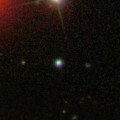 Foto van LAMOST J1010+2358, een ster op een afstand van 3000 lichtjaar in het sterrenbeeld Leeuw, die iets minder massa heeft dan de zon. © SDSS/NAOJ