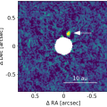 Opname door de Keck-telescoop van de rode dwerg J1446 en een puntvormige bron nabij de centrale ster. De witte pijl geeft de locatie aan van de bruine dwerg J1446B.  © Taichi Uyama (Astrobiology Center/CSUN) / W.M. Keck Observatory)