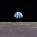 Aarde-opkomst boven de maan, gefotografeerd door de bemanning van de Apollo 11.  © NASA/Apollo 11