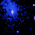 VLBA-opname van de cluster CHIPS 1911+4455 (wit/paars) en het hete gas daaromheen (blauw). © Univ. of Bologna/F.Ubertosi