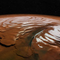 Blik op de noordpool van Mars, gebaseerd op opnamen van de Europese Mars Express-orbiter en hoogtemetingen van de inmiddels ter ziele gegane Mars Global Surveyor van NASA. © ESA/DLR/FU Berlin/NASA MGS MOLA Science Team.