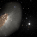 Artist’s impression van de interstellaire komeet 'Oumuamua, die bij nadering van de zon waterstof uitstoot (witte mist), en daardoor van koers verandert. © NASA, ESA & Joseph Olmsted & Frank Summers (STScI)