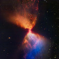 Webb-opname van het gebied rond de protoster L1527 IRS. De protoster is ingebed in een wolk van stof, gas en ijs (waaronder halfzwaar waterijs) die de groei van de protoster voedt. © NASA/ESA/CSA/STScI