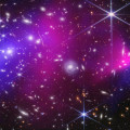 Het centrale deel van de Kogelcluster. De sterren en sterrenstelsels op de voorgrond zijn in het nabij-infrarood vastgelegd door de Webb-ruimtetelescoop; de röntgenstraling (roze) door Chandra. © NASA, ESA, CSA, STScI, CXC