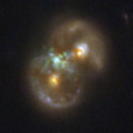 Het Oneindigheidsstelsel. In dit sterrenstelsel hebben astronomen een zwart gat van een miljoen zonsmassa’s ontdekt dat mogelijk is ontstaan door de ineenstorting van een gaswolk. © NASA, ESA, CSA, STScI, P. van Dokkum (Yale University)