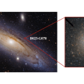 Het Andromedastelsel (links), met daarop aangegeven de positie van B023-G78 – de kern van een klein voormalig sterrenstelsel, waarin zich een fors zwart gat verschuilt. © Iván Éder; HST ACS/HRC
