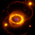 Combinatie van Webb- en Hubble-opnamen van supernova 1987A. De blauwe bron in het midden is de emissie van het compacte object dat met de Webb-ruimtetelescoop is opgespoord.  © Hubble Space Telescope WFPC-3/James Webb Space Telescope NIRSpec/J. Larsson
