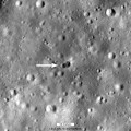 Bij het neerstorten van een rakettrap op de maan, op 5 maart 2022, blijkt een ongeveer 28 meter brede dubbele krater te zijn ontstaan. © NASA/Goddard/Arizona State University