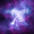 Deze opname, gemaakt op verschillende golflengten, toont de pulsar (een soort neutronenster) in het centrum van de supernovarest die bekendstaat als de Krabnevel. © [X-ray: NASA/CXC/SAO; Optical: NASA/STScI; Infrared: NASA-JPL-Caltech]