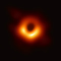 De eerste ‘foto’ van een zwart gat. Afgebeeld is het superzware zwarte gat in de kern van het 55 miljoen lichtjaar verre sterrenstelsel M87.  © EHT Collaboration