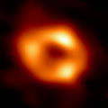 Dit is de eerste foto van Sgr A*, het superzware zwarte gat in het centrum van ons Melkwegstelsel. Hij is gemaakt door de Event Horizon Telescope (EHT), een netwerk van acht radiosterrenwachten. © EHT Collaboration