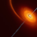 Impressie van een ster die uit elkaar wordt getrokken door een zwart gat. Veel van het stermateriaal wordt opgeslokt, maar soms wordt een deel ervan terug de ruimte in geblazen in de vorm van jets. © ESO/M.Kornmesser