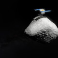 Impressie van de touchdown, in 2031, van de Japanse ruimtemissie Hayabusa2 op het oppervlak van planetoïde 1998 KY26. © ESO/M. Kornmesser. Asteroid: T. Santana-Ros et al. Hayabusa2 model: SuperTKG (CC-BY-SA).