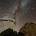 Het spoor van de BlueWalker 3 satelliet boven het Kitt Peak National Observatory. © KPNO/NOIRLab/IAU/SKAO/NSF/AURA/R. Sparks