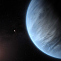 Illustratie van exoplanet K2-18b. Vermoed wordt dat de planeet een dikke atmosfeer heeft, maar geen oceaan. © (ESA/Hubble, M. Kornmesser, CC BY 4.0)