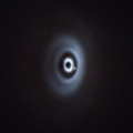 baant zich een weg door zijn stofrijke  ‘kraamkamer’.  © ESO/R. F. van Capelleveen et al.
