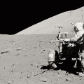 Commandant Eugene Cernan haalt een bemonsteringsbuis uit de maanwagen tijdens de Apollo 17-missie.  © NASA