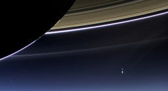 De aarde gezien door ruimtesonde Cassini. (c) NASA/JPL/SSI/CICLOPS