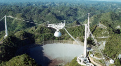 Arecibo vanuit de lucht. (c) NAIC