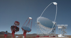 De Cherenkov Telescope Array zal uit drie verschillende soorten telescopen bestaan: small, medium en large. Deze artistieke weergave heeft twee soorten medium-telescopen. (c) Gabriel Pérez Diaz, IAC