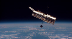 Hubble Space Telescope in baan om aarde. (c) NASA