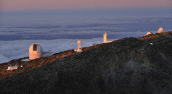 Overzichtsfoto van de telescopen op La Palma. (c) Max Alexander