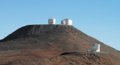 VISTA (rechtsvoor) en VST (midden tussen de grote VLT's). (c) Jean-Marc Lecleire/PNA/ESO