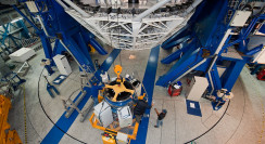 SINFONI wordt hier uit de telescoop getakeld voor onderhoud. (c) ESO/Max Alexander