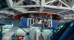 VISIR met zijn twee blauwe 'dozen', hangt onder een van de telescopen van de VLT.(c) ESO