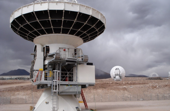 De ALMA-schotels worden op de faciliteit op 3000 meter hoogte eerst in elkaar gezet en getest. (c) NOVA/ESO