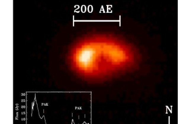 Mid-infrarood-opname van de stofschijf rondom de jonge ster IRS 48. In het midden een lege ring, waar vermoedelijk een planeet aan het vormen is. 1 AE = 1 Astronomische Eenheid, de gemiddelde afstand tussen de aarde en de zon. Dit plaatje is gemaakt met h