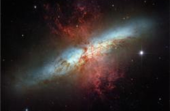 M82 is een melkwegstelsel dat relatief dichtbij staat, op 12 miljoen lichtjaar, in het sterrenbeeld Grote Beer. (c) Hubble Space Telescope, NASA/ESA