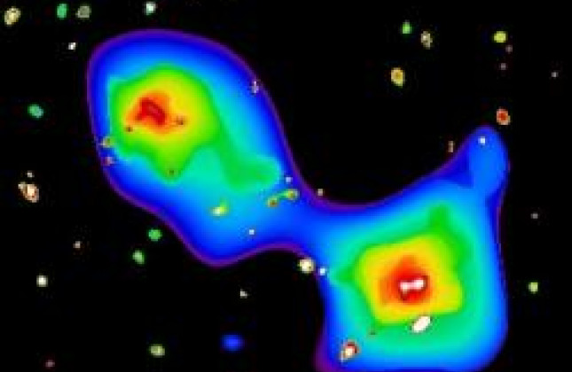 Röntgenfoto gemaakt met XMM-Newton van het gebied rond de cluster Abell 3128. De heldere vlek links is het hete gas in de onlangs ontdekte verre cluster, de vlek rechts is het hete gas dat zich bevindt in de cluster Abell 3128. (c) SRON, Werner et al. 20